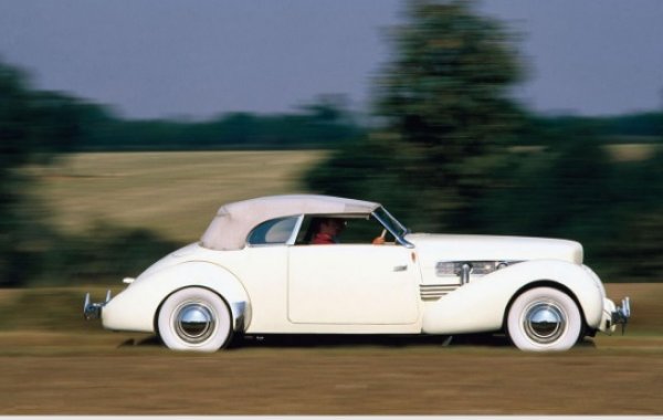 Задвижване на предните колела позволяват подът да бъде достатъчно нисък, за да се премахнат стъпалата. Фаровете са скрити и изскачащи напред. Елегантният нос на Cord създава красива кола на утрешния ден. Ненадеждността го приключва бързо, но формата е многократно съживявана от други автомобили.
